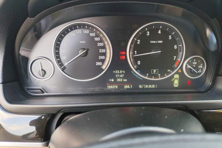 Used BMW 5 Series 2013 525Li Luxury Model Odometer Close Up
