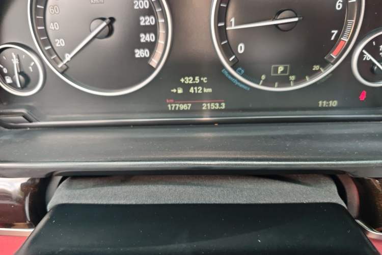 Used BMW 5 Series 2013 525Li Leading Model Odometer Close Up