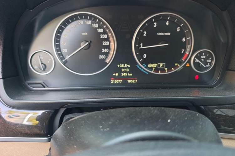 Used BMW 5 Series 2013 525Li Leading Model Odometer Close Up