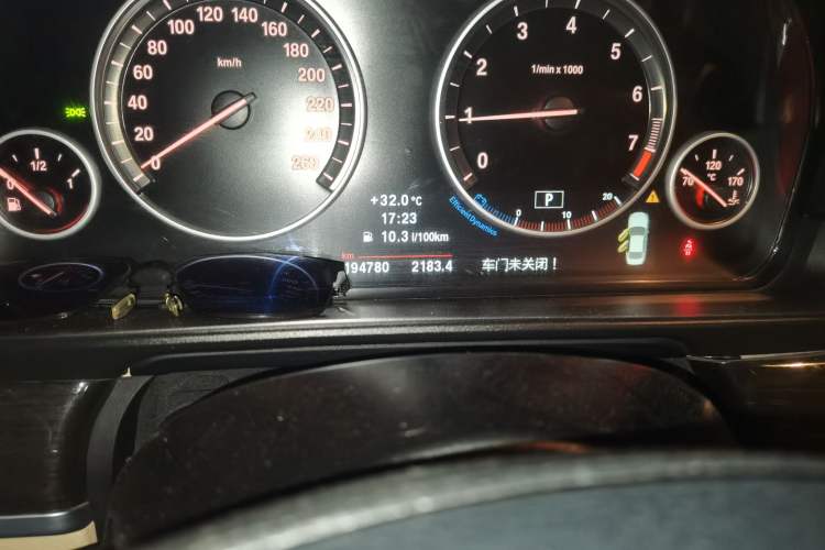 Used BMW 5 Series 2013 530Li Leading Model Odometer Close Up