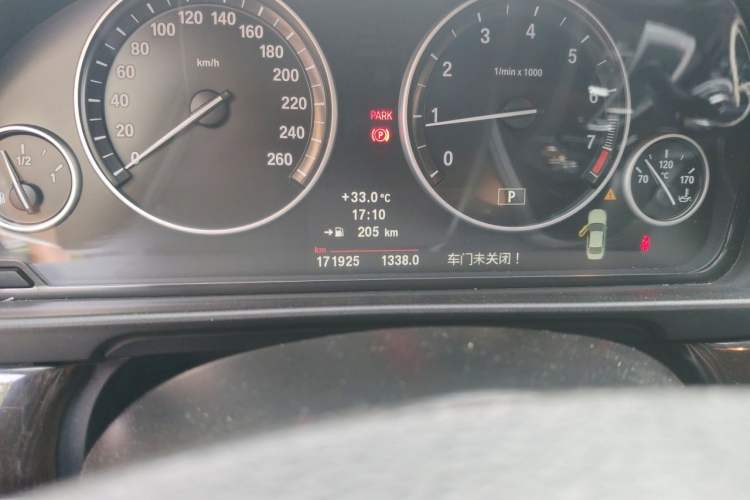 Used BMW 5 Series 2013 525Li Leading Model Odometer Close Up