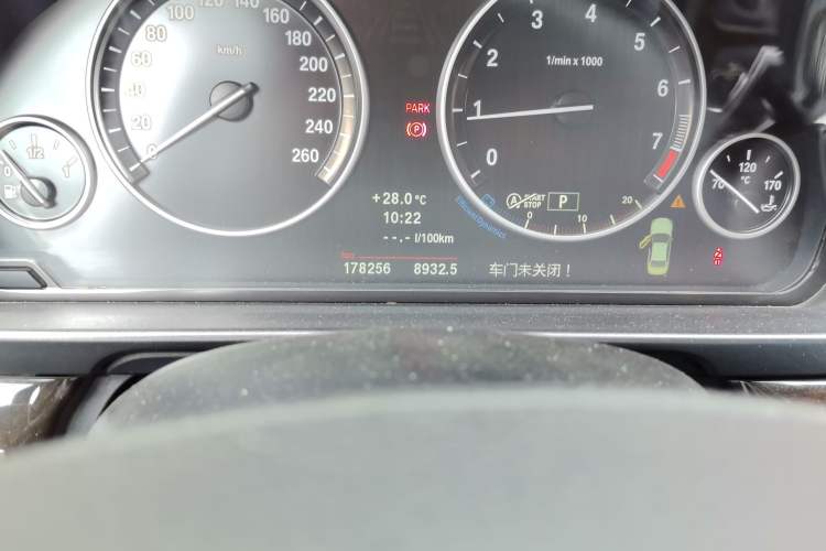 Used BMW 5 Series 2013 525Li Luxury Model Odometer Close Up