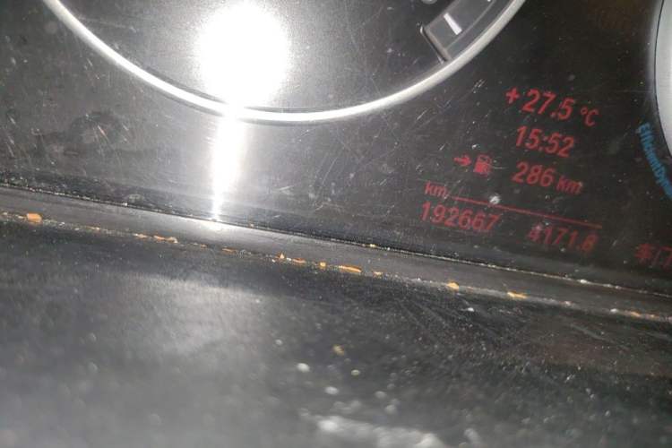 Used BMW 5 Series 2013 525Li Leading Model Odometer Close Up
