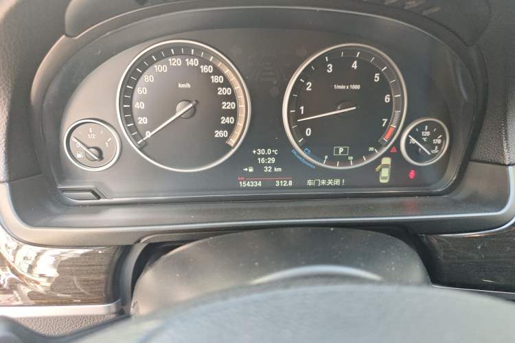 Used BMW 5 Series 2013 530Li Leading Model Odometer Close Up