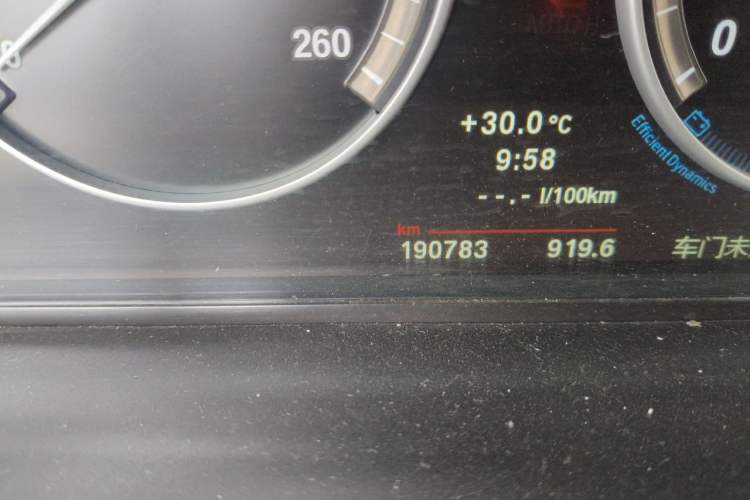 Used BMW 5 Series 2013 525Li Leading Model Odometer Close Up