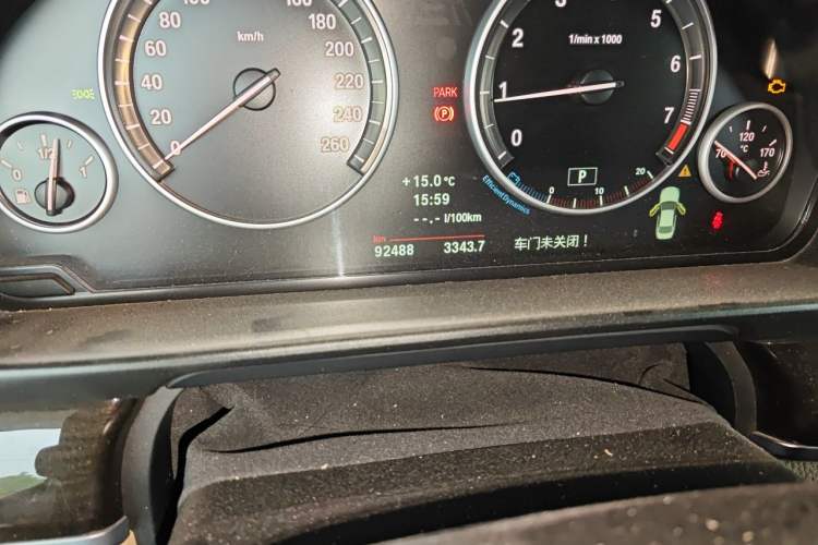 Used BMW 5 Series 2013 530Li Leading Model Odometer Close Up