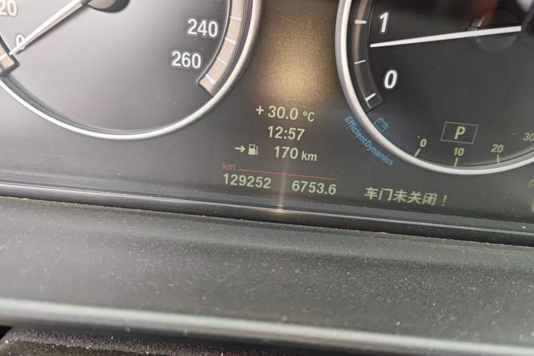 Used BMW 5 Series 2013 535Li Leading Model Odometer Close Up