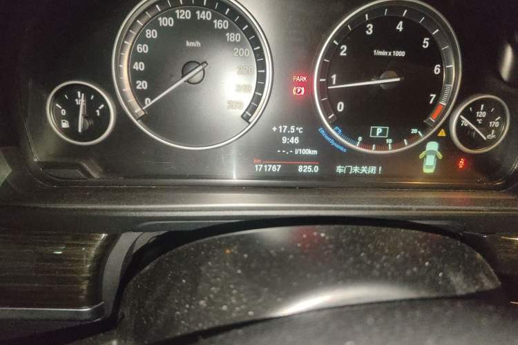 Used BMW 5 Series 2013 535Li Leading Model Odometer Close Up