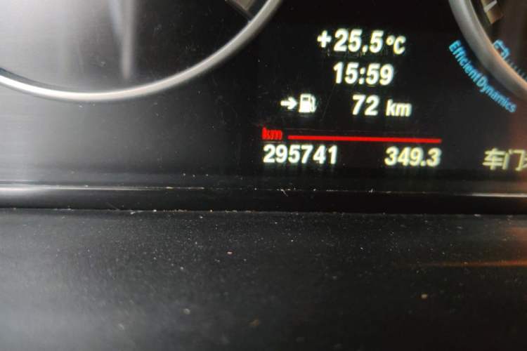 Used BMW 5 Series 2013 525Li Leading Model Odometer Close Up