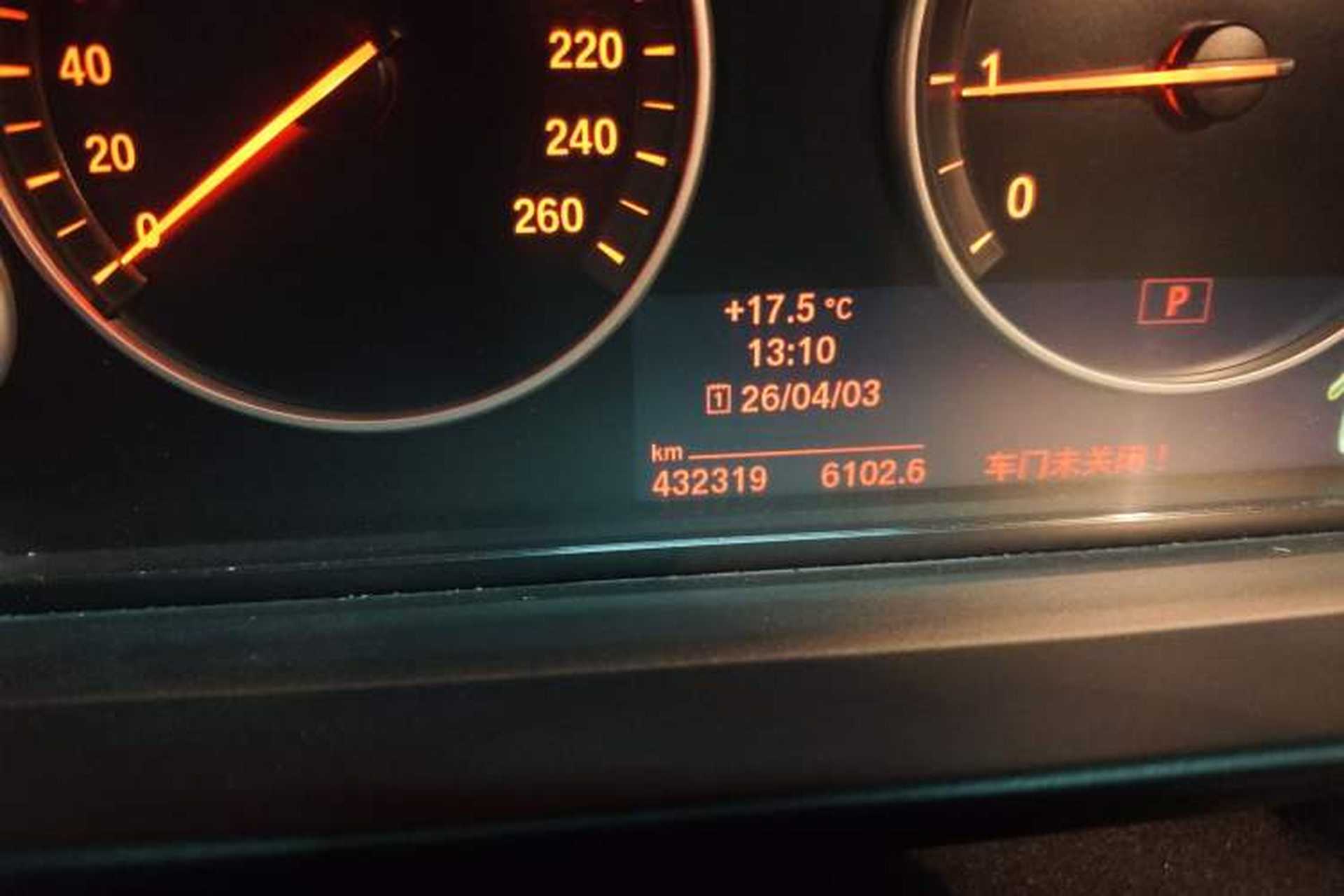 Used BMW 5 Series 2013 525Li Leading Model Odometer Close Up