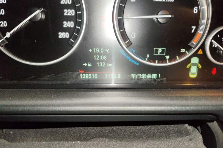 Used BMW 5 Series 2013 535Li Leading Model Odometer Close Up