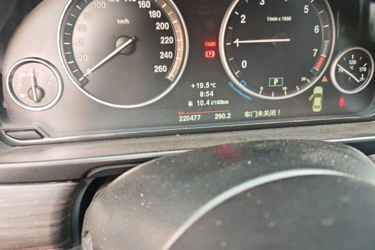 Used BMW 5 Series 2013 525Li Leading Model Odometer Close Up