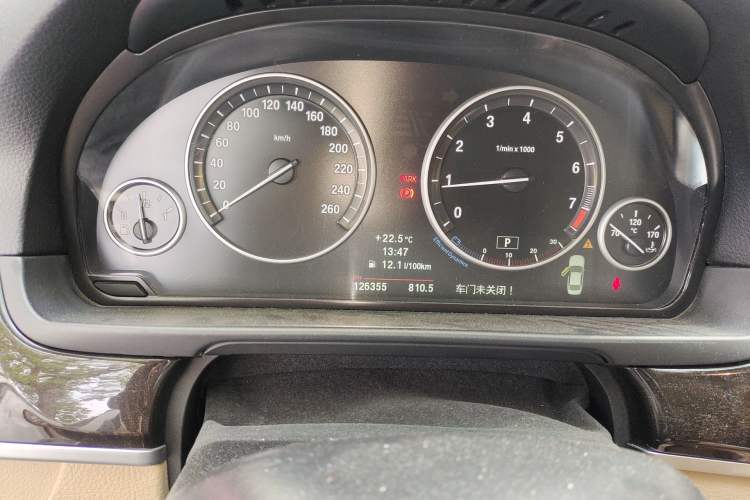 Used BMW 5 Series 2013 525Li Luxury Model Odometer Close Up