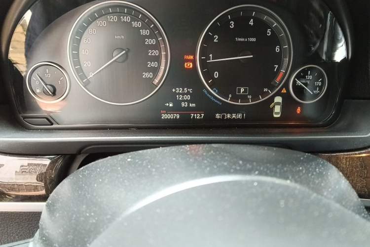 Used BMW 5 Series 2013 525Li Leading Model Odometer Close Up