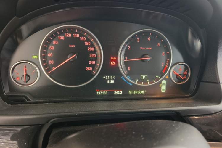 Used BMW 5 Series 2013 520i Elegant Edition Odometer Close Up
