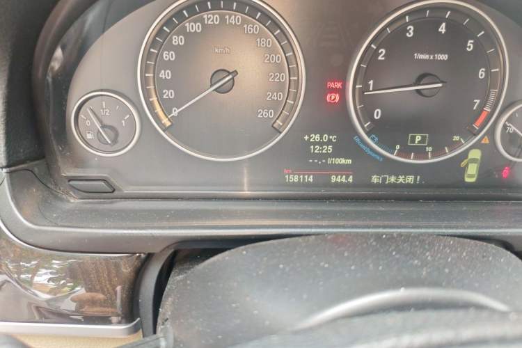 Used BMW 5 Series 2013 525Li Leading Model Odometer Close Up