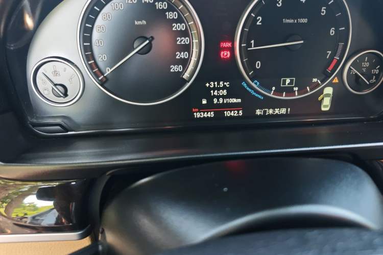 Used BMW 5 Series 2013 525Li Luxury Model Odometer Close Up