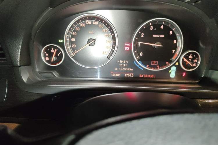 Used BMW 5 Series 2013 530Li Leading Model Odometer Close Up