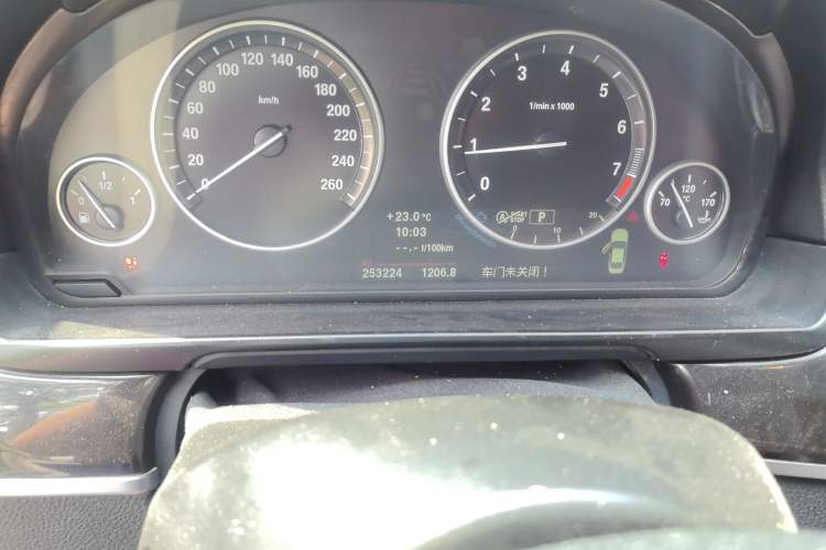 Used BMW 5 Series 2013 525Li Luxury Model Odometer Close Up