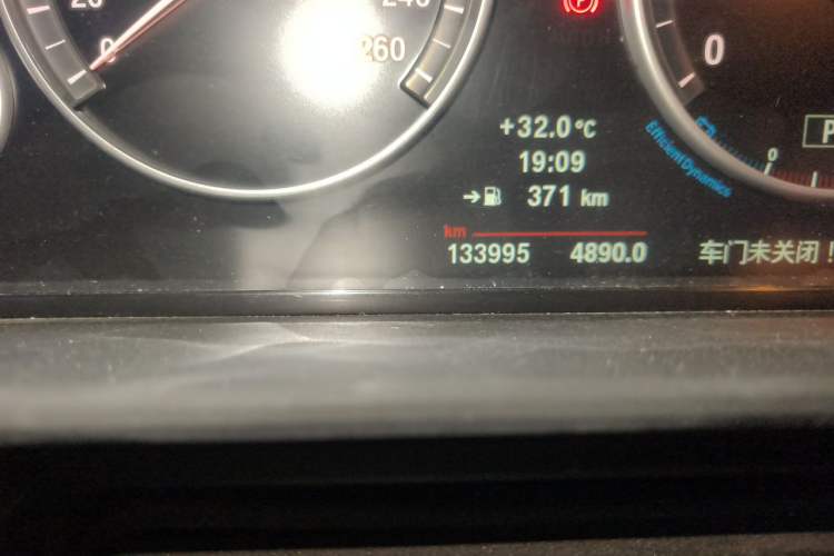 Used BMW 5 Series 2013 525Li Luxury Model Odometer Close Up
