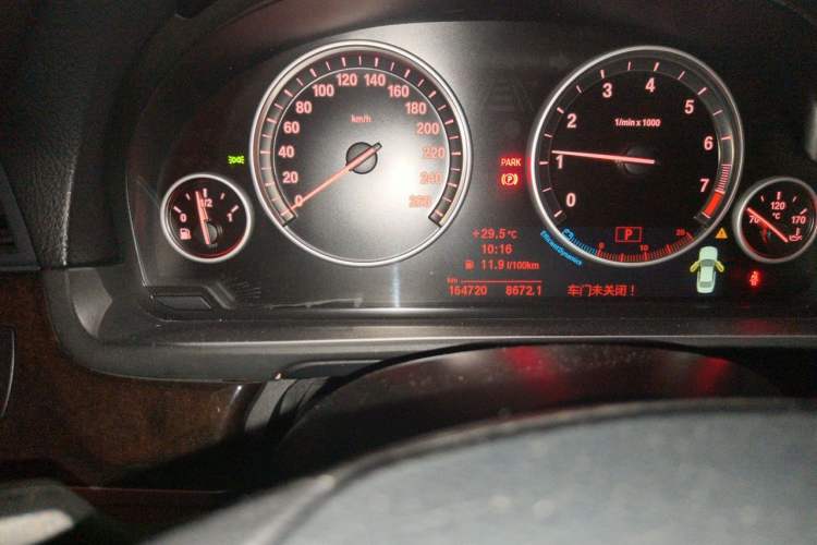 Used BMW 5 Series 2013 525Li Luxury Model Odometer Close Up