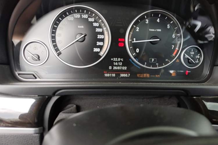 Used BMW 5 Series 2013 525Li Leading Model Odometer Close Up