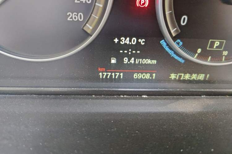 Used BMW 5 Series 2013 525Li Leading Model Odometer Close Up