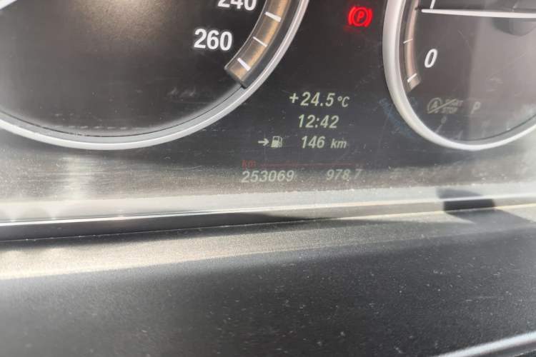 Used BMW 5 Series 2013 525Li Leading Model Odometer Close Up
