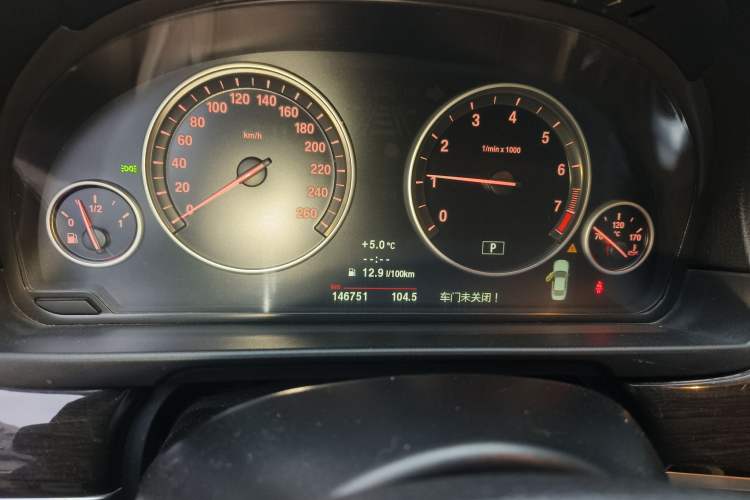 Used BMW 5 Series 2013 530Li Leading Model Odometer Close Up