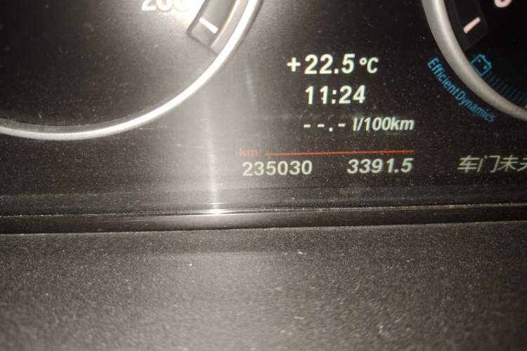 Used BMW 5 Series 2013 525Li Leading Model Odometer Close Up