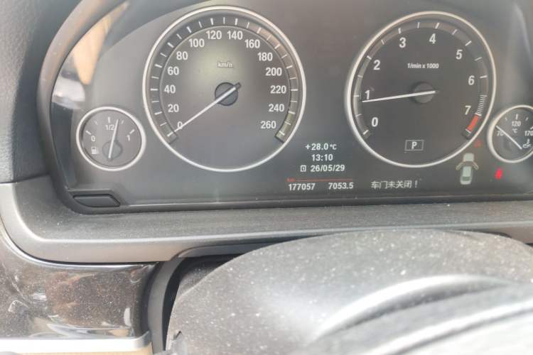 Used BMW 5 Series 2013 525Li Leading Model Odometer Close Up