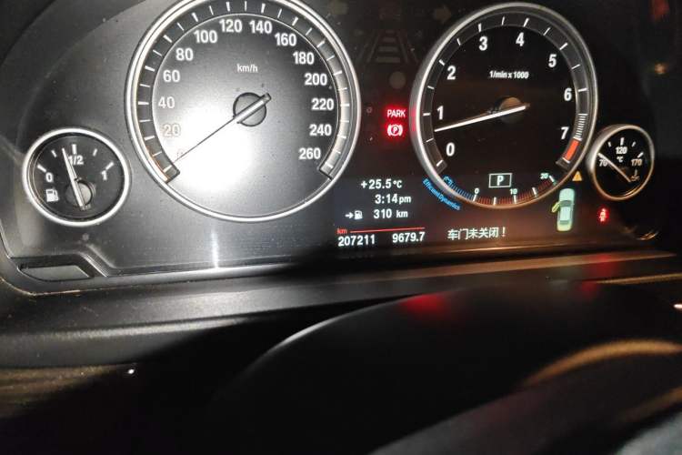 Used BMW 5 Series 2013 530Li Leading Model Odometer Close Up