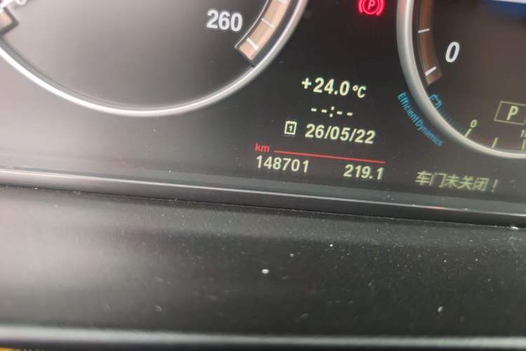 Used BMW 5 Series 2013 525Li Leading Model Odometer Close Up