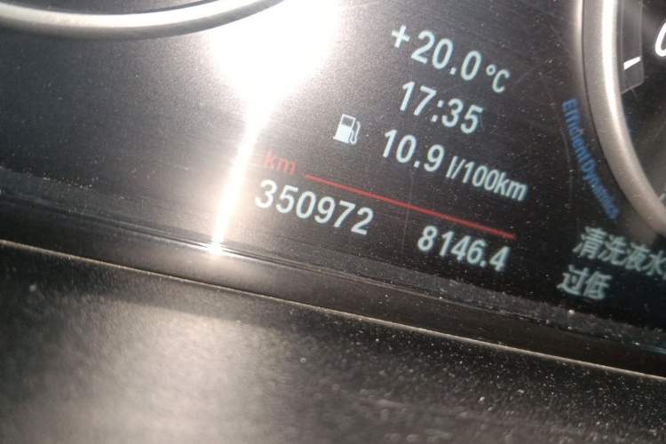 Used BMW 5 Series 2013 525Li Leading Model Odometer Close Up