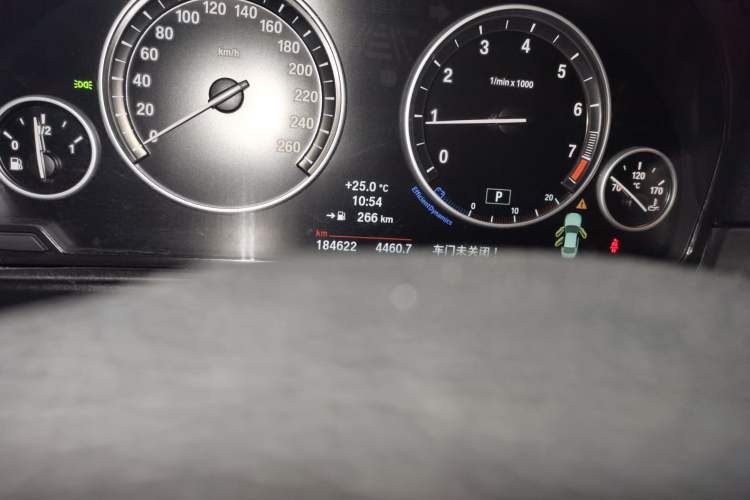 Used BMW 5 Series 2013 525Li Leading Model Odometer Close Up