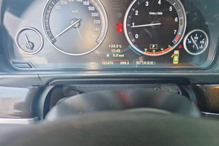 Used BMW 5 Series 2013 525Li Luxury Model Odometer Close Up