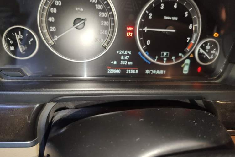 Used BMW 5 Series 2013 525Li Luxury Model Odometer Close Up