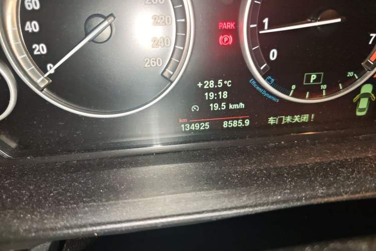 Used BMW 5 Series 2013 525Li Leading Model Odometer Close Up
