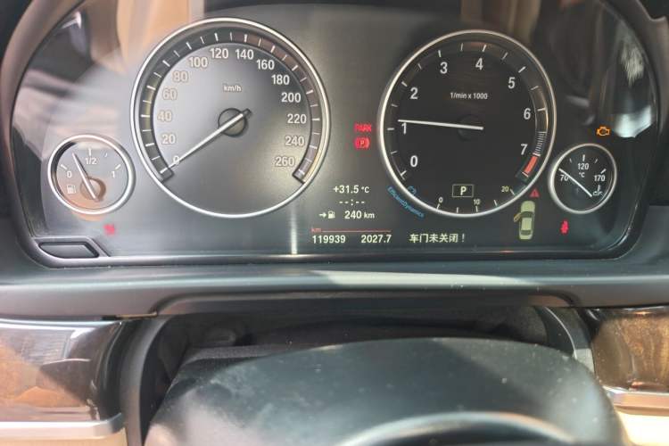 Used BMW 5 Series 2013 525Li Leading Model Odometer Close Up