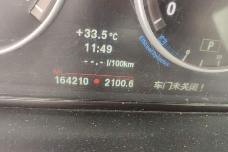 Used BMW 5 Series 2013 525Li Luxury Model Odometer Close Up