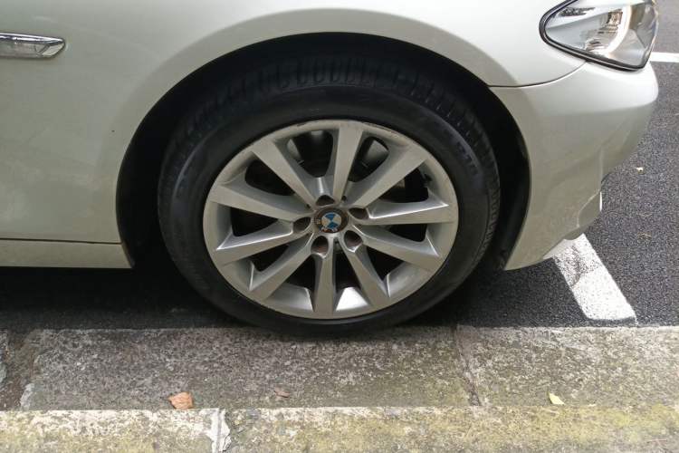 Used BMW 5 Series 2013 530Li Leading Model Right Front Wheel Hub