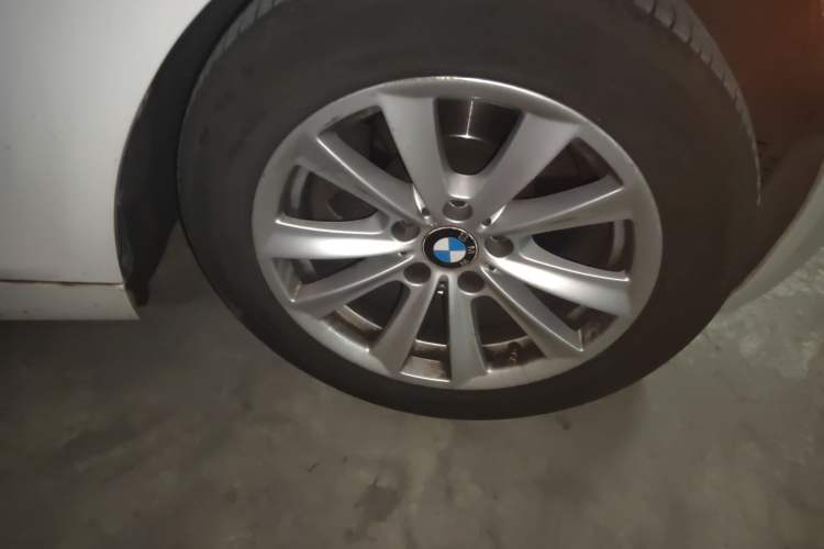 Used BMW 5 Series 2013 520Li Elegant Edition Right Front Wheel Hub