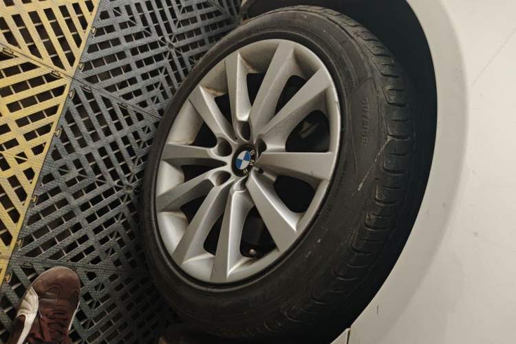 Used BMW 5 Series 2013 530Li Leading Model Right Front Wheel Hub