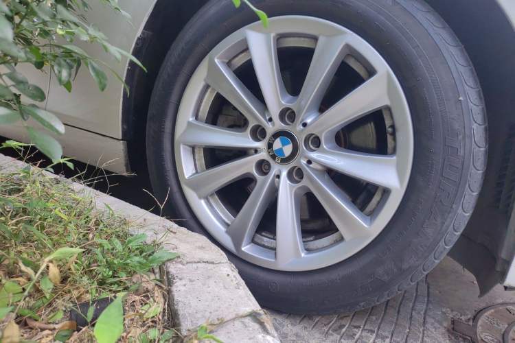 Used BMW 5 Series 2013 525Li Leading Model Right Front Wheel Hub
