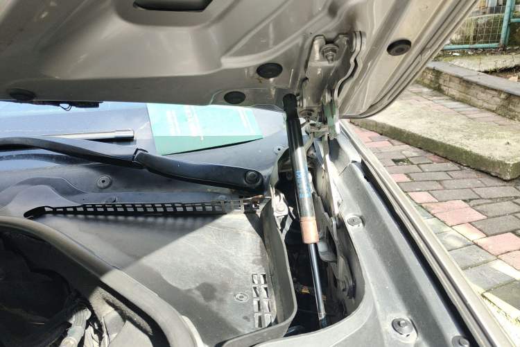 Used BMW 5 Series 2013 520Li Elegant Edition Engine Bay Left