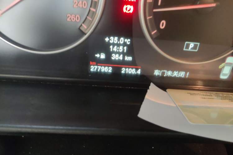 Used BMW 5 Series 2013 525Li Leading Model Odometer Close Up