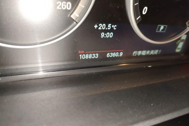Used BMW 5 Series 2013 525Li Leading Model Odometer Close Up