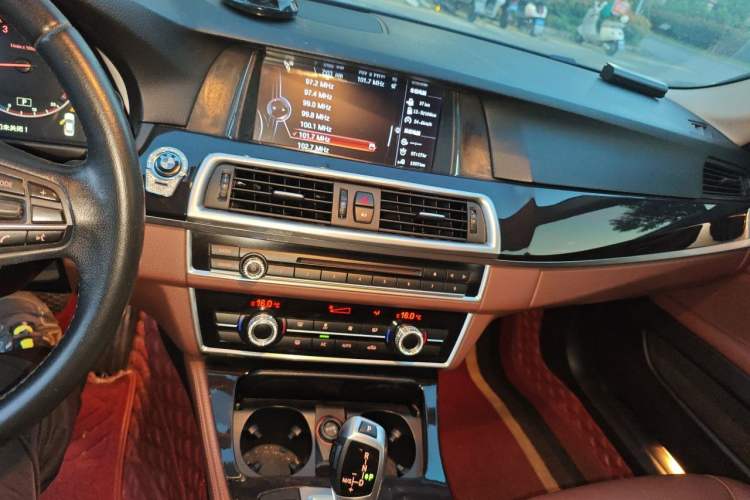 Used BMW 5 Series 2014 520i Elegant Edition Audio And AC Panel