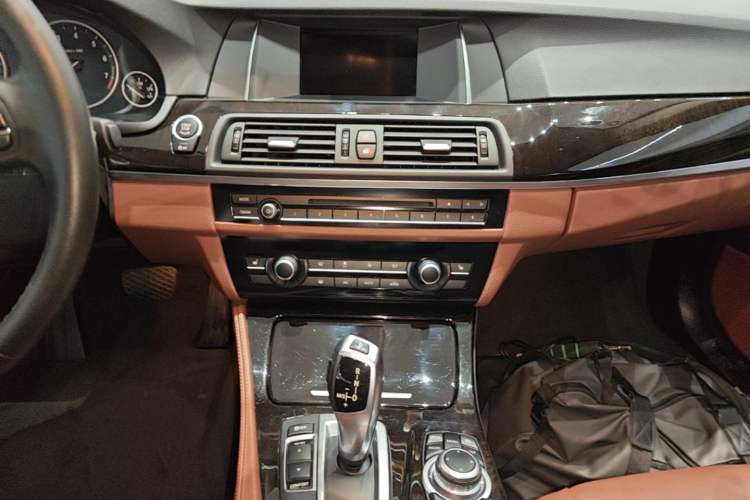 Used BMW 5 Series 2014 525Li Leading Model Audio And AC Panel