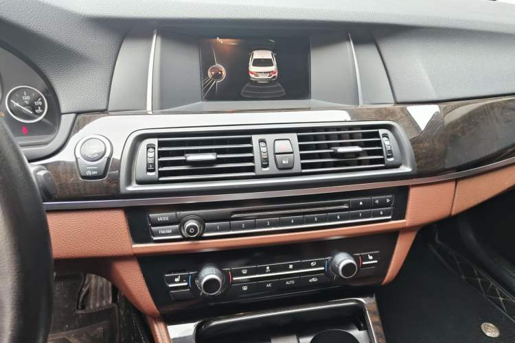 Used BMW 5 Series 2014 525Li Leading Model Audio And AC Panel